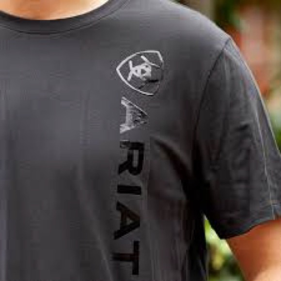 *nwt* Ariat vertical logo ss tee - Picture 2 of 4